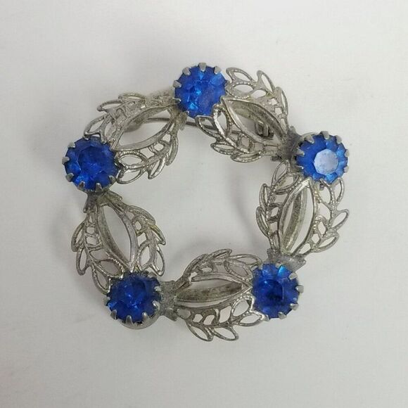 Vintage Blue Rhinestone and Silver Tone Filigree Circle Brooch, Prong Set Estate - Picture 6 of 6